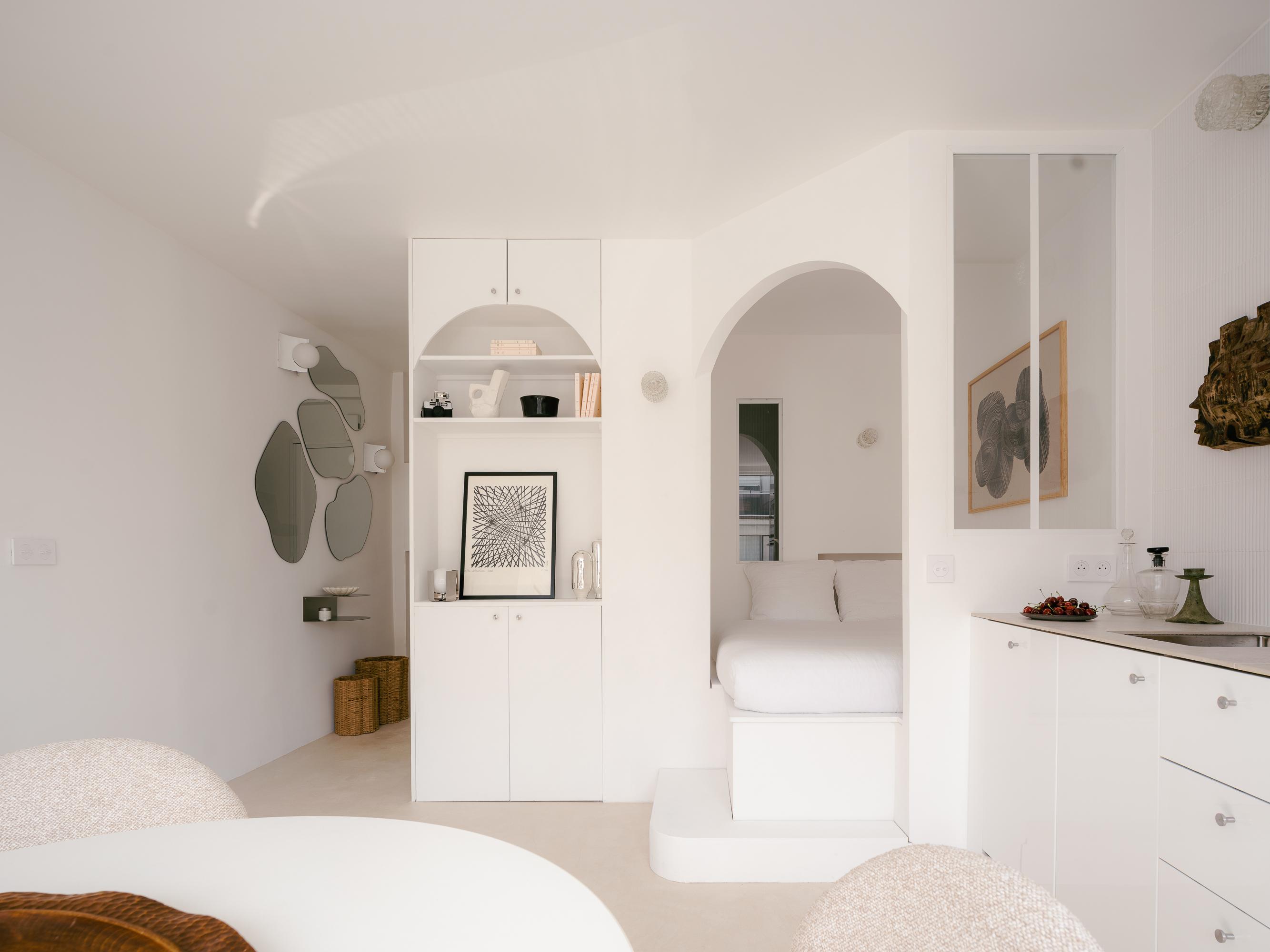 Avant / Après : la parfaite transformation d’un studio parisien mal conçu en un espace de vie harmonieux