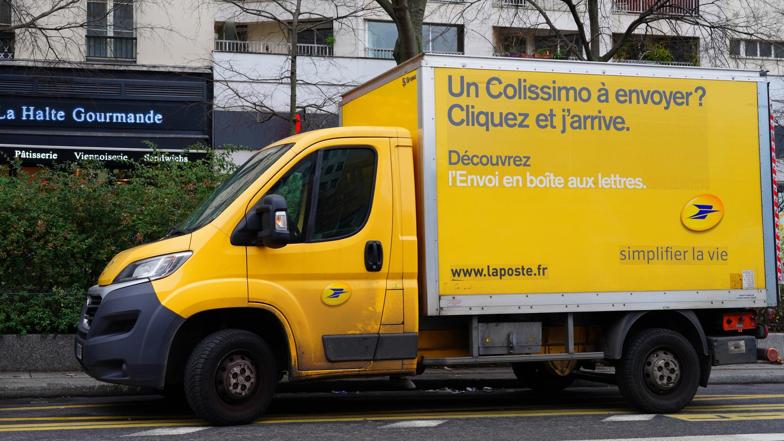 La Poste va livrer des colis par bateau sur la Seine