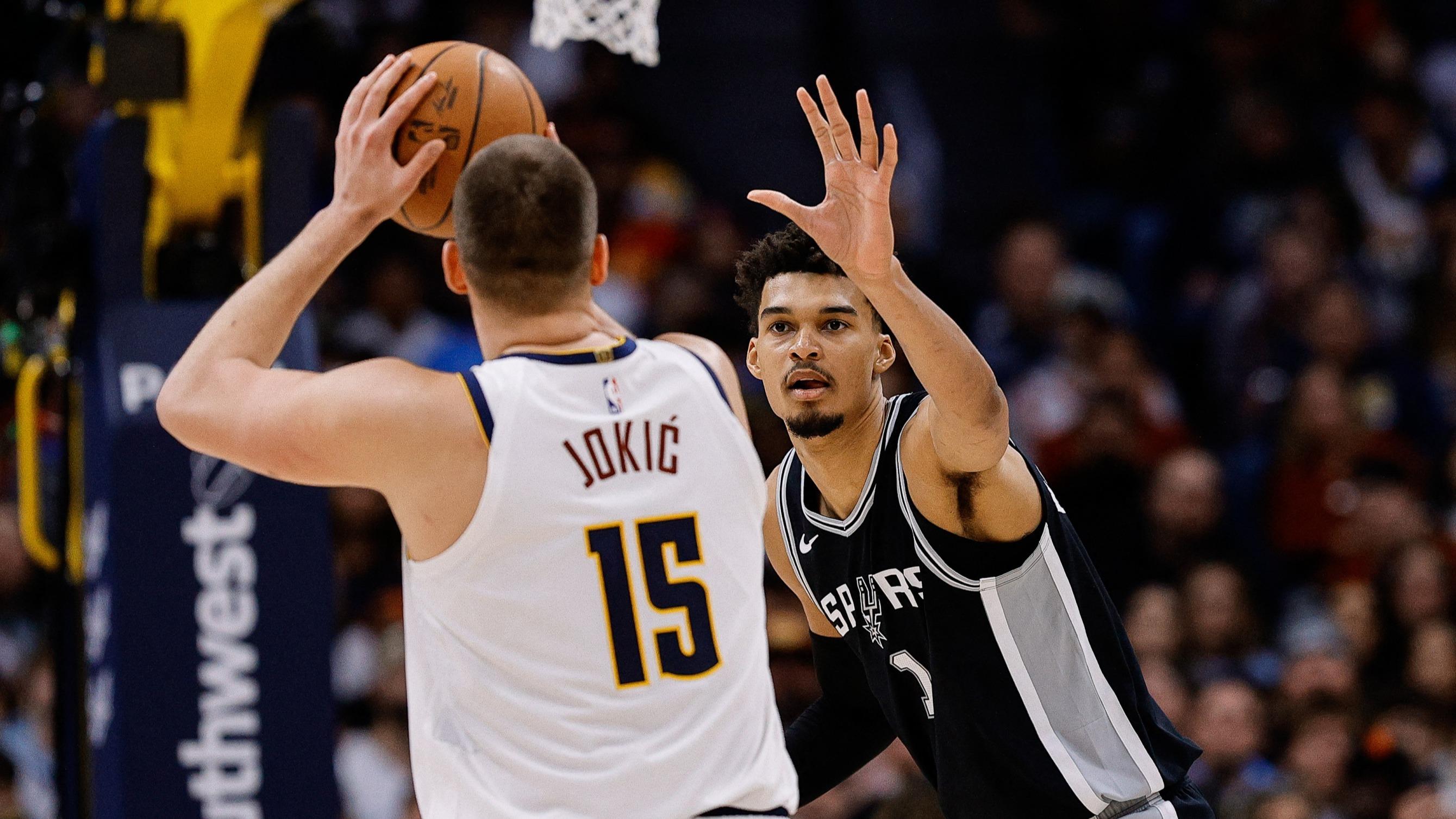 NBA : un grand Jokic prend sa revanche sur Wembanyama, Edwards vole, Leonard fait son retour