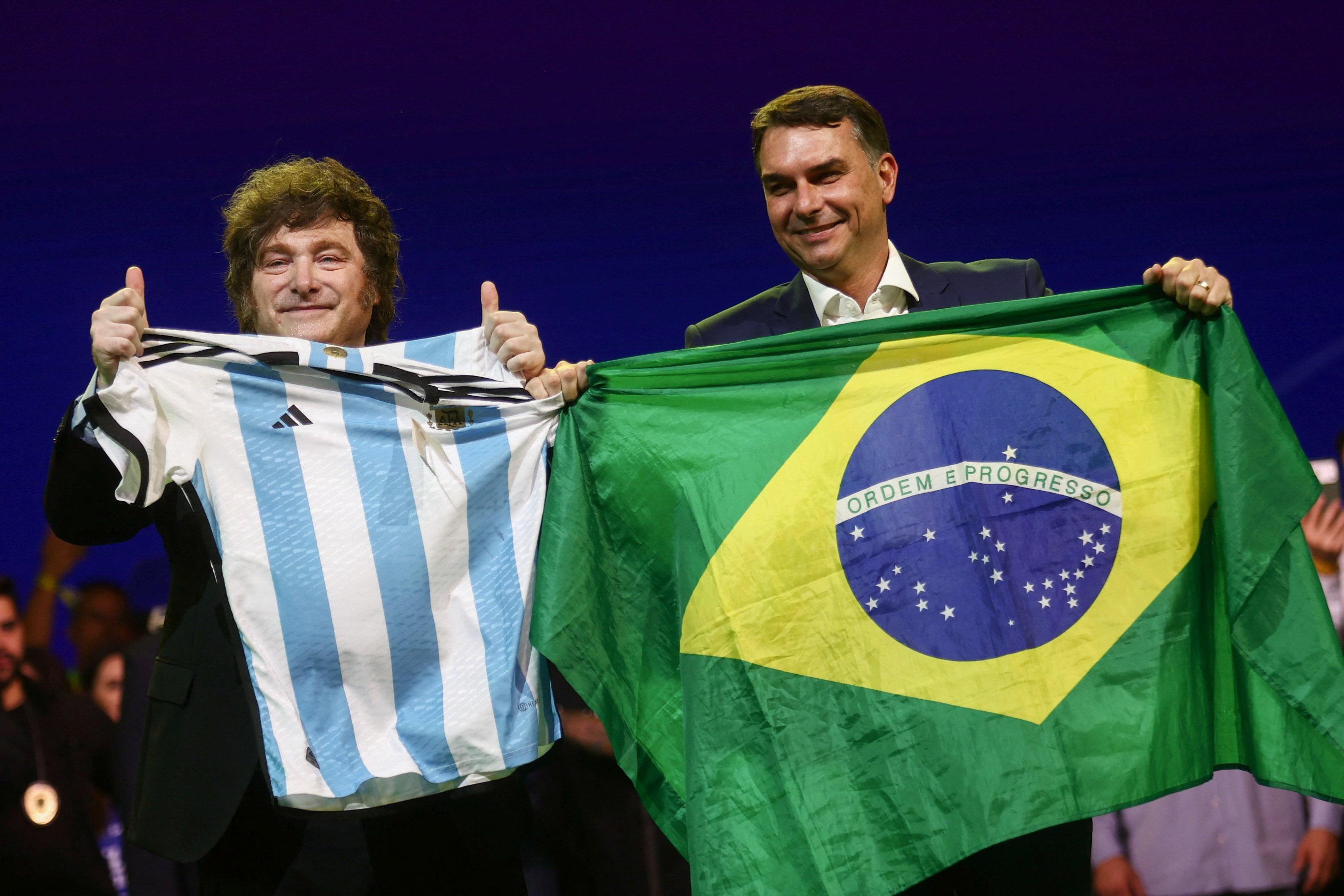 Présidentielle au Brésil : Javier Milei, superstar de la droite latino-américaine, apporte son soutien à Flavio Bolsonaro