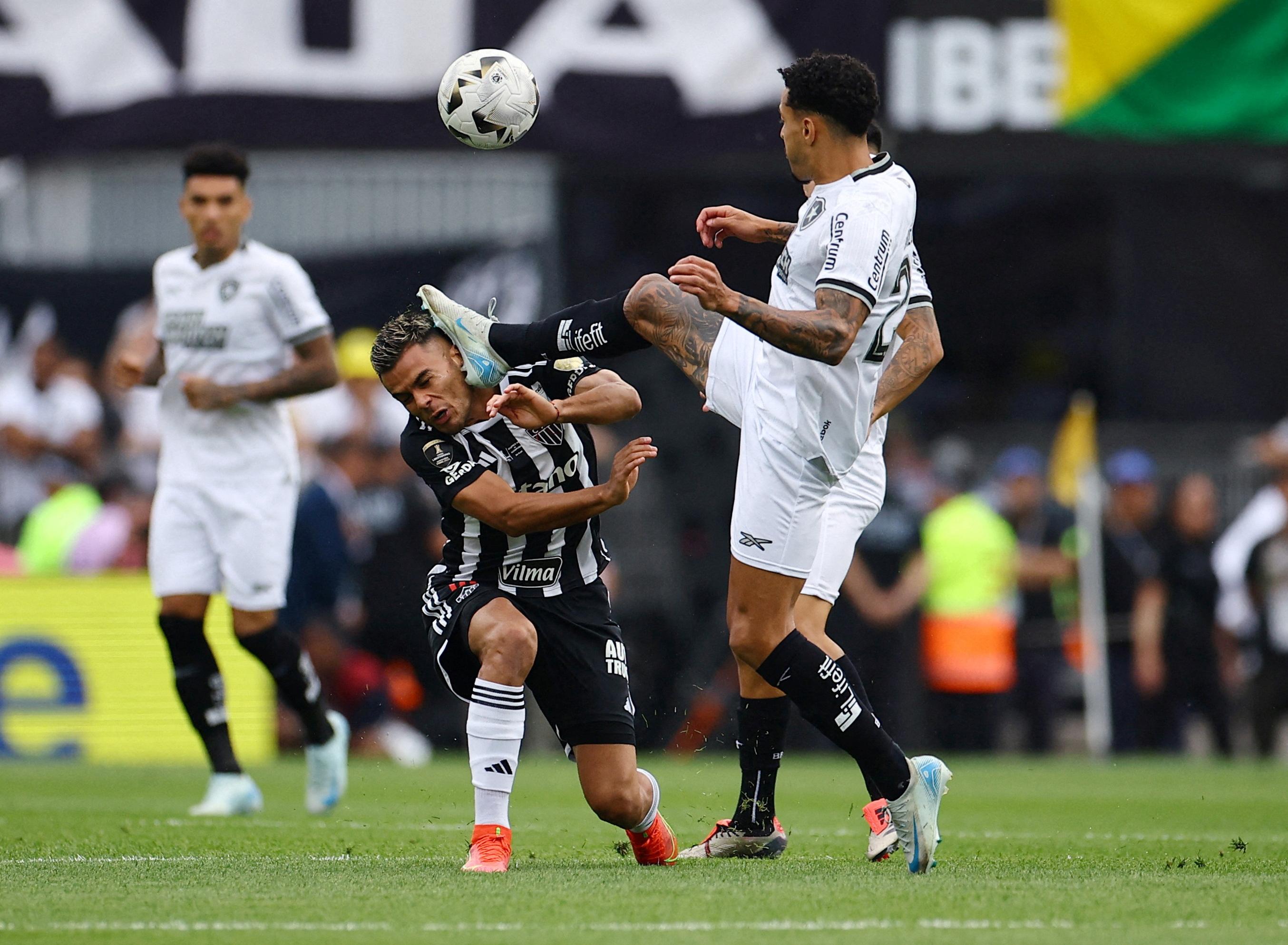 Copa Libertadores : un joueur exclu après seulement 30 secondes de jeu suite à un geste effroyable lors de la victoire de Botafogo en finale (vidéo)