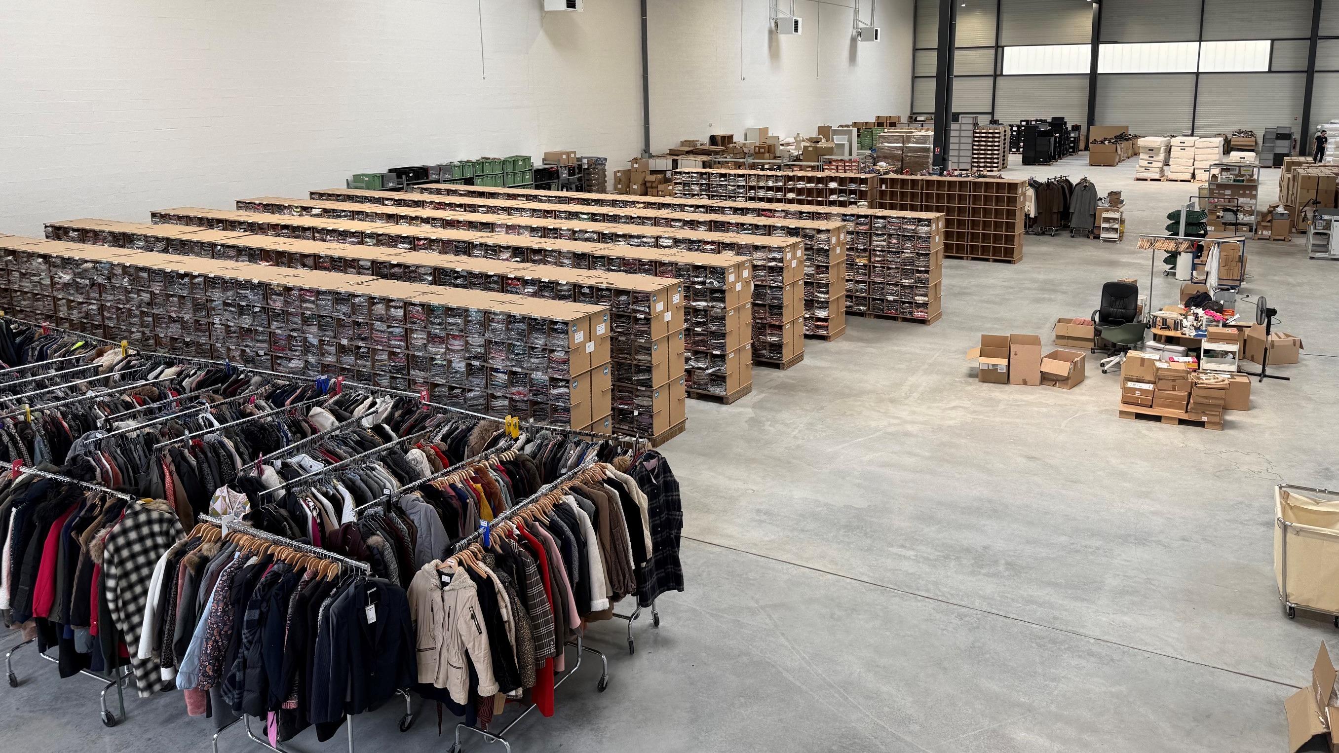 «Ces produits étaient vus comme des déchets» : à La Courneuve, l’usine Reekom offre une seconde vie aux vêtements défectueux