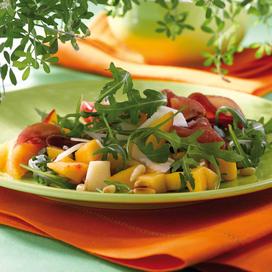 Salade de roquette aux pêches, bresaola et provolone
