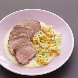 Filet d'agneau sur son lit de haricots blancs