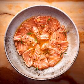 Saumon mi-cuit, vinaigrette fruit de la passion, poivre du Népal