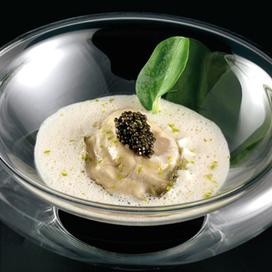 Huîtres pochées au lait de coco, concombre et caviar