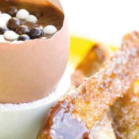 Œufs au chocolat coulant et ses mouillettes de pain perdu