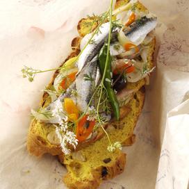 Tartines d’oignons confits et anchois marinés