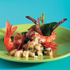 Gambas panées croustillantes, marinade banane-amandes, salade de pousses d'épinards