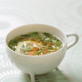 Bouillon à la coriandre, gingembre et crevettes