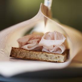 Tartine de poisson et lard