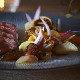 Noisettes de chevreuil rôties et fruits d’hiver
