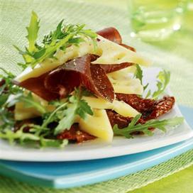 Salade roquette, emmental et tomates confites