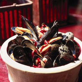 Moules au cidre, lard et piment d’Espelette