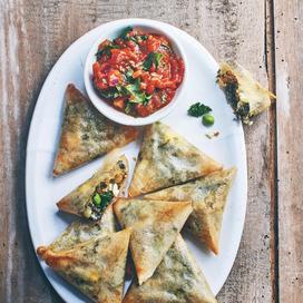 Samossas aux petits pois, chou kale et pois chiches, sauce tomate épicée