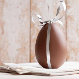 L’œuf en chocolat noir et sa friture