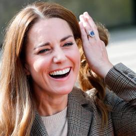 Un aperçu de l'iconique bague de fiançailles en saphir de Lady Diana, désormais passée au doigt au Kate Middleton.