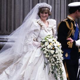 Lady Diana au bras du prince Charles pour leur mariage à Londres, le 29 juillet 1981.