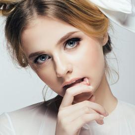 Peut-on se maquiller soi-même le jour de son mariage ? Une question qui mérite réflexion.