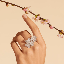Bague Frivole en or blanc et diamants, Van Cleef & Arpels.