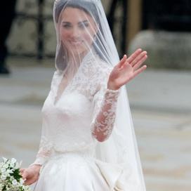 Kate Middleton porte une robe blanche signée Sarah Burton pour Alexander McQueen, le jour de son mariage avec le prince William. (Londres, le 29 avril 2011.)