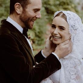 Lily Collins dans sa robe de mariée à dentelle blanche signée Ralph Lauren. (Colorado, le 4 Septembre 2021.)