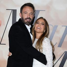 Ben Affleck et Jennifer Lopez sur le tapis rouge de l'avant-première de Marry Me. (Los Angeles, le 8 février 2022.)