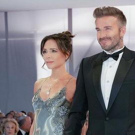 Dans une robe de son propre label, Victoria Beckham arrive au mariage de son fils. (Palm Beach, le 9 avril.)