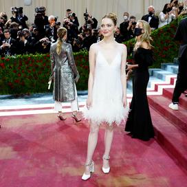 Déjà portée pour son mariage, la robe blanche d'Emma Stone au Met Gala est signée Louis Vuitton. (New York, le 2 mai 2022.)