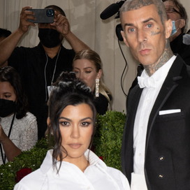 Kourtney Kardashian et Travis Barker lors du Met Gala 2022. (New-York, le 2 mai 2022.)