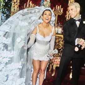 Kourtney Kardashian, mariée en mini-robe corsetée Dolce & Gabbana. (Portofino, le 22 mai 2022.)