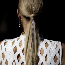 Si le chignon a toujours voix au chapitre, il ne se tient plus à carreau et s'autorise même un esprit faussement négligé.