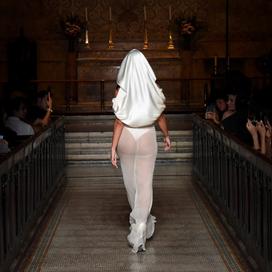 Cindy Kimberly clôture le défilé Mirror Palais en robe de mariée transparente. (New York, le 13 septembre 2022.)