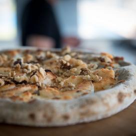 Pizza au chèvre et aux noix