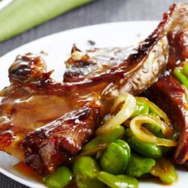 Côtelettes d'agneau laquées aux épices, oignons et fèves