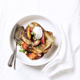 Brioche perdue et pêches au sirop