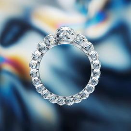 REM X est une bague en édition limitée et lauréate du prestigieux Red Dot Design Award 2023. Créée selon les mêmes principes de conception que la Reminiscence Ring, la plus grande bague en diamant cultivé en laboratoire au monde, les bijoux sont conçus avec un sertissage innovant, permettant aux diamants de flotter et de se connecter de manière harmonieuse le long d'une silhouette puissante.