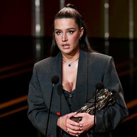 «Quelle reine !» : Adèle Exarchopoulos enflamme les réseaux sociaux avec son look girl boss aux César