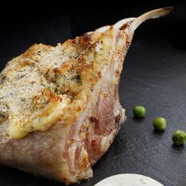 Carré d’agneau des Pyrénées gratiné à la Fourme d’Ambert, et ses petits légumes bio