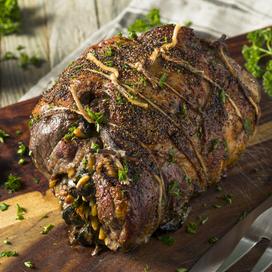 Gigot d'agneau farci aux pruneaux et amandes