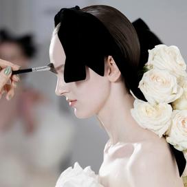 Sur le défilé Giambattista Valli printemps-été 2024, le créateur fait fleurir un bouquet de roses sur une queue-de-cheval couture.