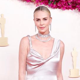 Charlize Theron en robe Dior haute couture sur le tapis rouge de l'after party des Oscars 2024. (Los Angeles, le 10 mars 2024.)