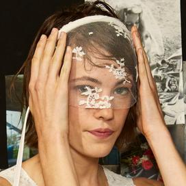 La voilette ou le bon compromis entre le voile classique et les accessoires capillaires ? (Défilé N°21 printemps-été 2024.)