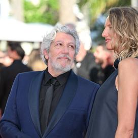 Alain Chabat et sa femme Tiara Comte, 20 ans et 20 cm d’écart, sur le tapis rouge du Festival de Cannes