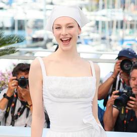 Hunter Schafer a fait sensation avec sa robe et son fichu blanc sur le photocall du film Kinds of Kindness, le 18 mai 2024.
