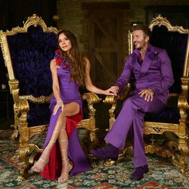 Victoria et David Beckham renfilent leurs tenues de mariage et prennent la pose sur d’immenses trônes.