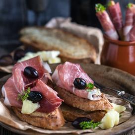 Tartine de brie rôti et jambon sec