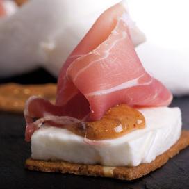Pain aux amandes, mozzarella, jambon cru, confiture de figues