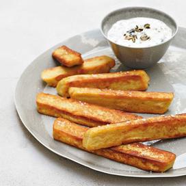 Panisses croustillantes et leur condiment de fromage frais aux pépins de courge