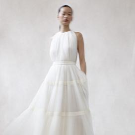 Une robe à l'élégant plissé de la collection mariage 2025 de la maison Rabih Kayrouz.
